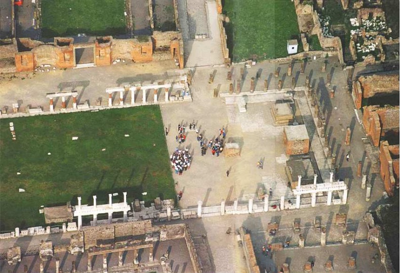 Иллюстрация к книге — Город-музей Помпеи [i_014.jpg]