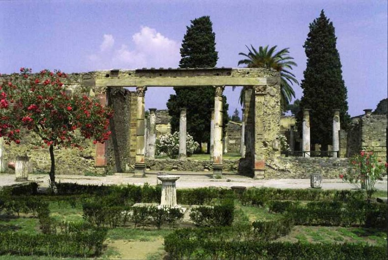 Иллюстрация к книге — Город-музей Помпеи [i_025.jpg]