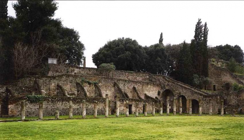 Иллюстрация к книге — Город-музей Помпеи [i_065.jpg]