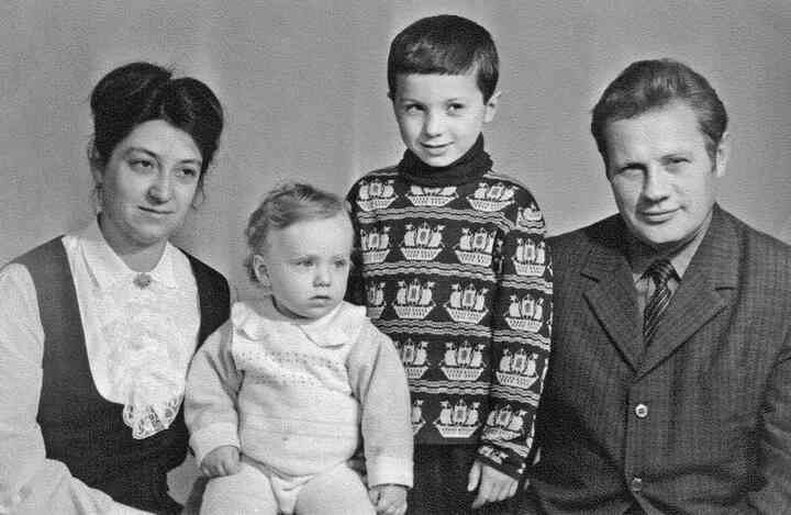 Иллюстрация к книге — «Агата Кристи». Чёрные сказки белой зимы [i_002.jpg]