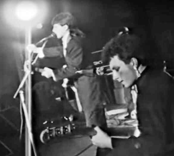 Иллюстрация к книге — «Агата Кристи». Чёрные сказки белой зимы [i_035.jpg]