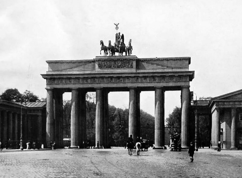 Иллюстрация к книге — Каждому свое [i_002.jpg]