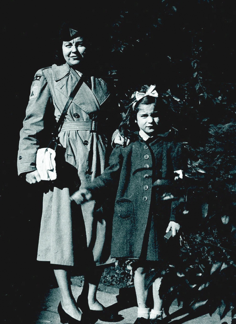 Иллюстрация к книге — Шпионка. Почему я отказалась убить Фиделя Кастро, связалась с мафией и скрывалась от ЦРУ [i_002.jpg]