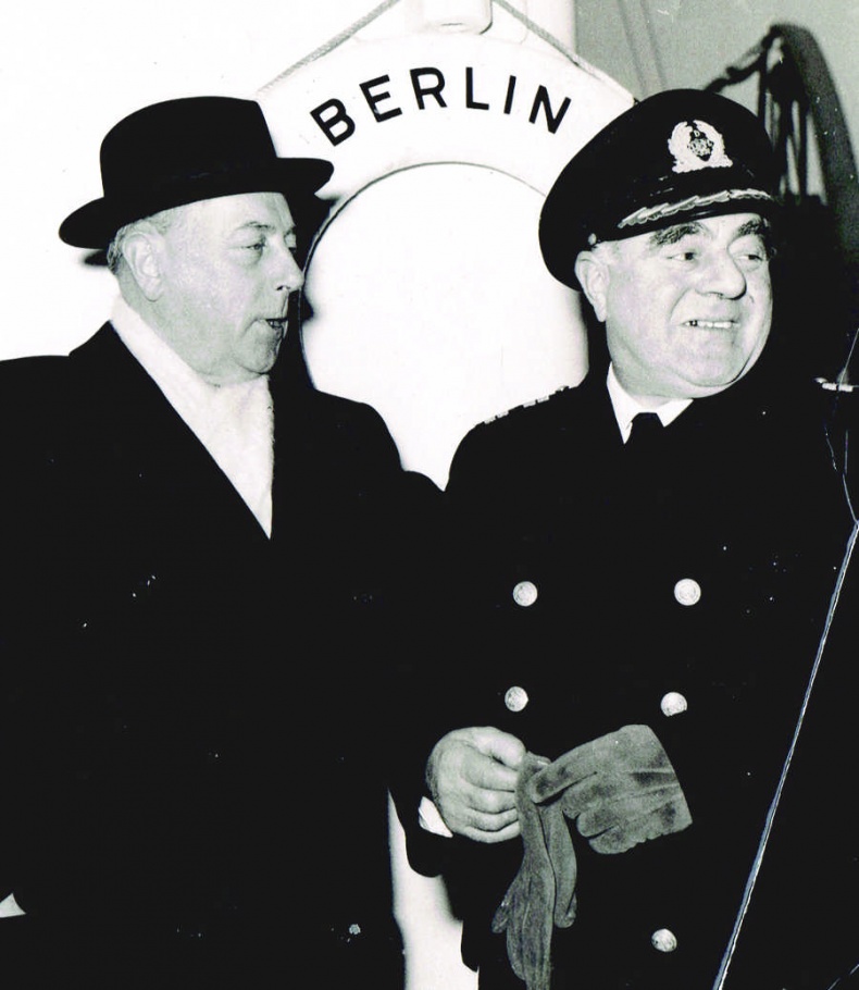 Иллюстрация к книге — Шпионка. Почему я отказалась убить Фиделя Кастро, связалась с мафией и скрывалась от ЦРУ [i_012.jpg]