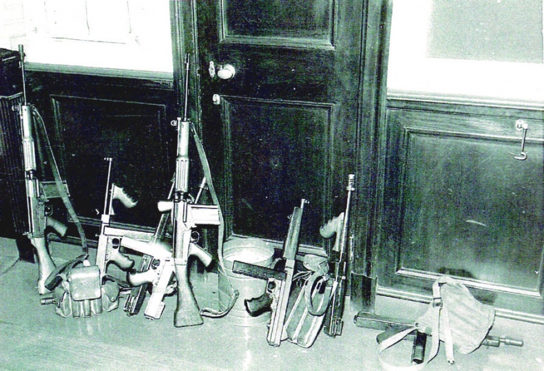 Иллюстрация к книге — Шпионка. Почему я отказалась убить Фиделя Кастро, связалась с мафией и скрывалась от ЦРУ [i_013.jpg]