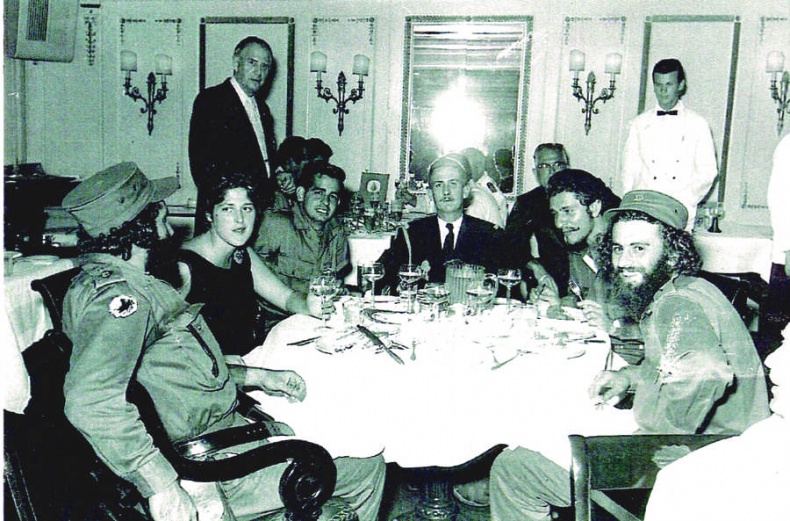 Иллюстрация к книге — Шпионка. Почему я отказалась убить Фиделя Кастро, связалась с мафией и скрывалась от ЦРУ [i_015.jpg]