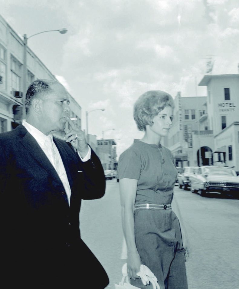 Иллюстрация к книге — Шпионка. Почему я отказалась убить Фиделя Кастро, связалась с мафией и скрывалась от ЦРУ [i_029.jpg]