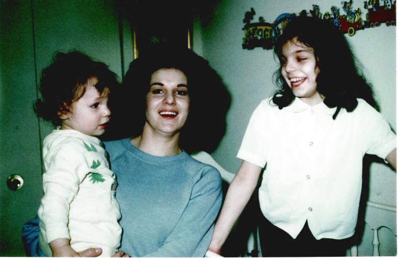 Иллюстрация к книге — Шпионка. Почему я отказалась убить Фиделя Кастро, связалась с мафией и скрывалась от ЦРУ [i_031.jpg]