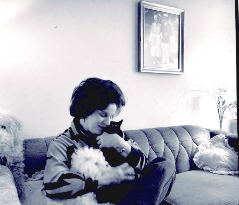 Иллюстрация к книге — Шпионка. Почему я отказалась убить Фиделя Кастро, связалась с мафией и скрывалась от ЦРУ [i_039.jpg]