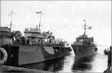 Иллюстрация к книге — Героические корабли Великой Отечественной [i_160.jpg]