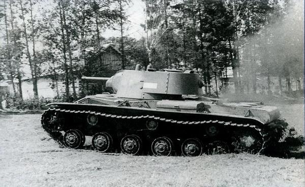 Иллюстрация к книге — Тяжёлый танк КВ в бою [i_016.jpg]