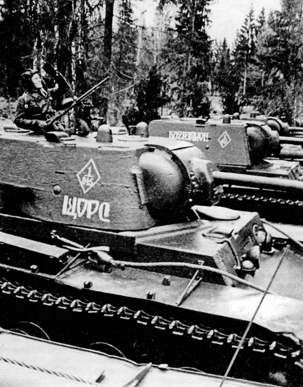 Иллюстрация к книге — Тяжёлый танк КВ в бою [i_023.jpg]