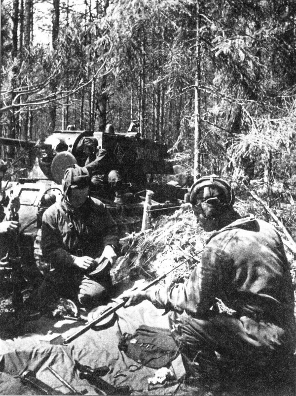 Иллюстрация к книге — Тяжёлый танк КВ в бою [i_029.jpg]