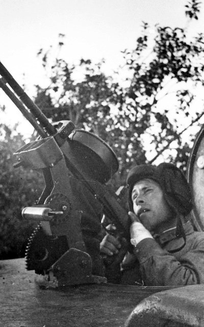 Иллюстрация к книге — Тяжёлый танк КВ в бою [i_038.jpg]