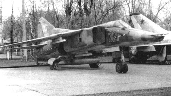 Иллюстрация к книге — Истребитель-бомбардировщик МиГ-27 [i_027.jpg]