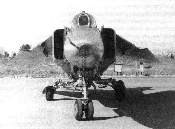 Иллюстрация к книге — Истребитель-бомбардировщик МиГ-27 [i_112.jpg]