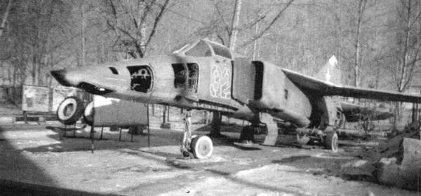 Иллюстрация к книге — Истребитель-бомбардировщик МиГ-27 [i_115.jpg]