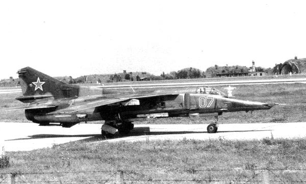 Иллюстрация к книге — Истребитель-бомбардировщик МиГ-27 [i_164.jpg]