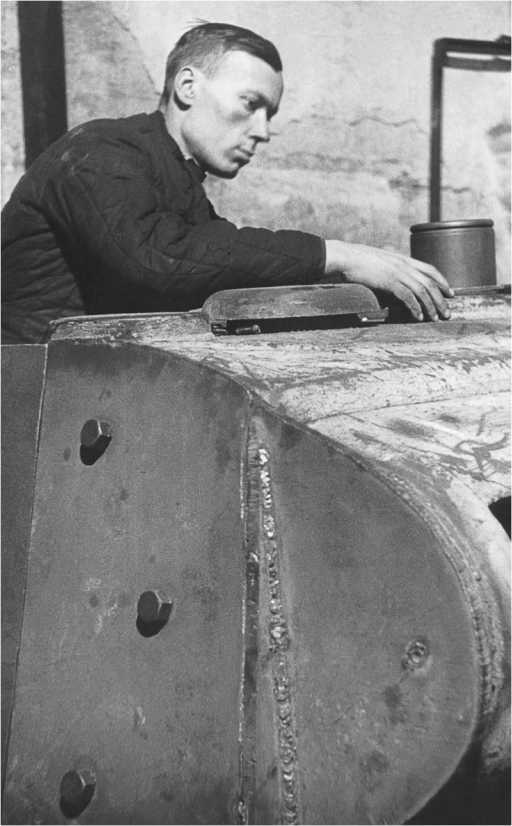 Иллюстрация к книге — Т-26. Тяжёлая судьба лёгкого танка [i_102.jpg]