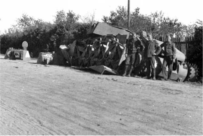 Иллюстрация к книге — Советский тяжелый танк Т-35. &quot;Сталинский монстр&quot; [i_140.jpg]