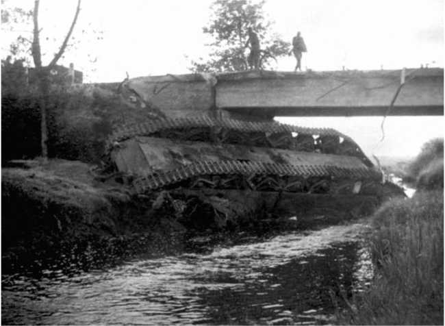 Иллюстрация к книге — Советский тяжелый танк Т-35. &quot;Сталинский монстр&quot; [i_143.jpg]