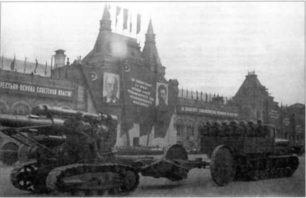 Иллюстрация к книге — Артиллерийский тягач &quot;Коминтерн&quot;. На службе у бога войны [i_003.jpg]