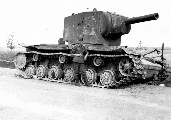 Иллюстрация к книге — Тяжёлый танк КВ-2 [i_088.jpg]