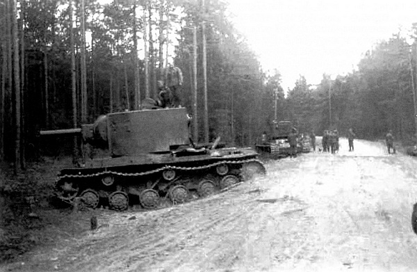 Иллюстрация к книге — Тяжёлый танк КВ-2 [i_105.jpg]