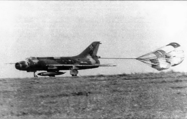 Иллюстрация к книге — Истребитель-бомбардировщик Су-17 [img_23.jpg]