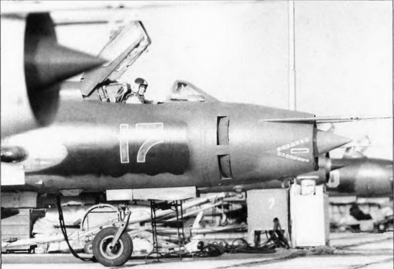 Иллюстрация к книге — Истребитель-бомбардировщик Су-17 [img_25.jpg]