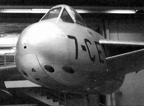 Иллюстрация к книге — Истребитель Де Хэвилленд «Вампир» [i_033.jpg]