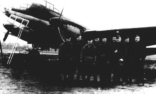 Иллюстрация к книге — Дальний бомбардировщик Ер-2. Самолет несбывшихся надежд [i_035.jpg]