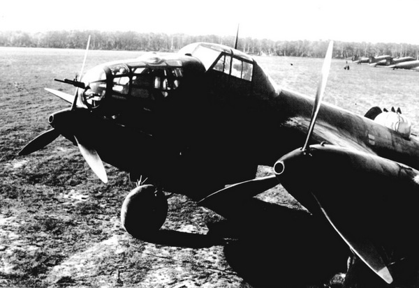 Иллюстрация к книге — Дальний бомбардировщик Ер-2. Самолет несбывшихся надежд [i_112.jpg]