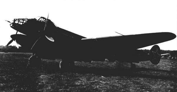 Иллюстрация к книге — Дальний бомбардировщик Ер-2. Самолет несбывшихся надежд [i_132.jpg]