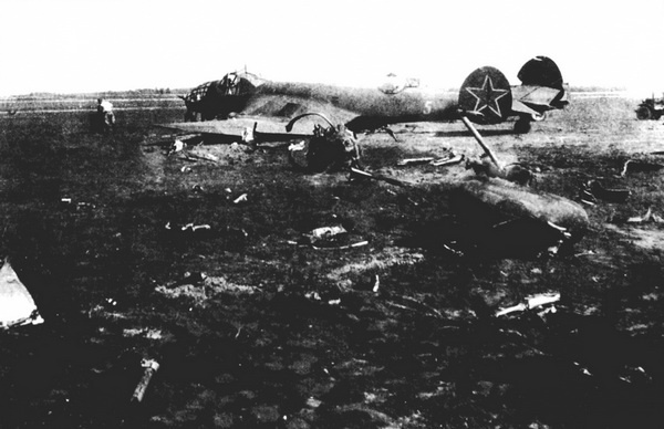 Иллюстрация к книге — Дальний бомбардировщик Ер-2. Самолет несбывшихся надежд [i_140.jpg]