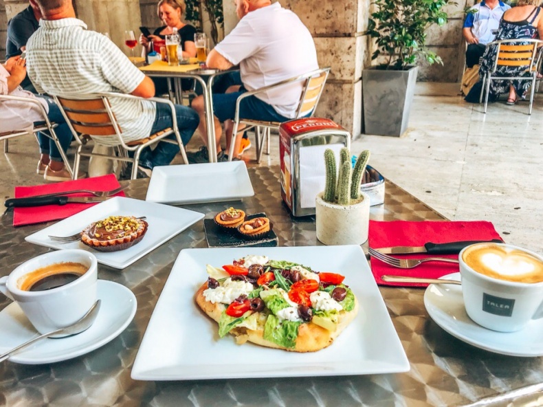 Иллюстрация к книге — Путешествие двух. Итальянские приключения. Руководство по безудержному веселью [_4.jpg]