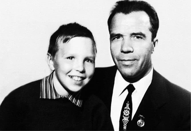 Иллюстрация к книге — Путь Горыныча. Авторизованная биография Гарика Сукачева [i_002.jpg]