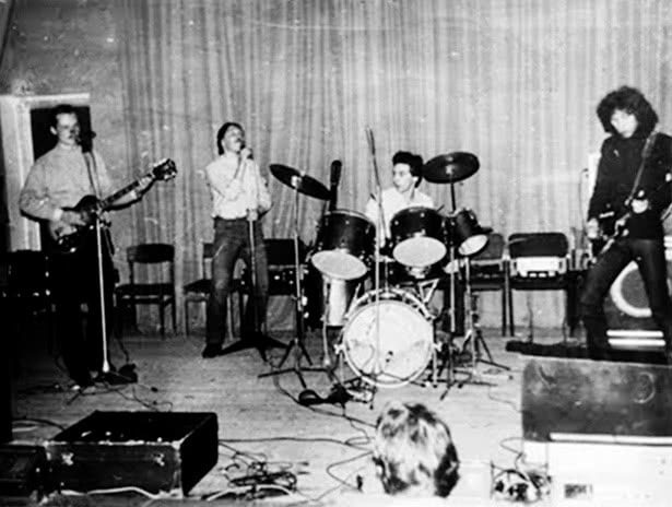 Иллюстрация к книге — Путь Горыныча. Авторизованная биография Гарика Сукачева [i_011.jpg]