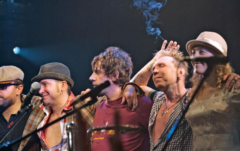 Иллюстрация к книге — Путь Горыныча. Авторизованная биография Гарика Сукачева [i_038.jpg]