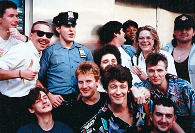 Иллюстрация к книге — Путь Горыныча. Авторизованная биография Гарика Сукачева [i_040.jpg]