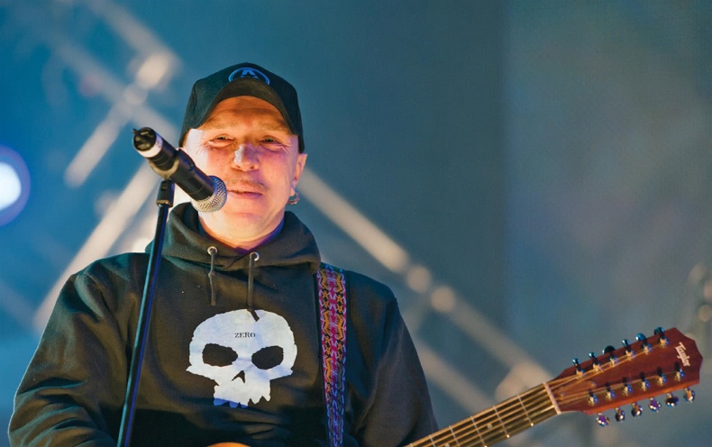 Иллюстрация к книге — Путь Горыныча. Авторизованная биография Гарика Сукачева [i_064.jpg]