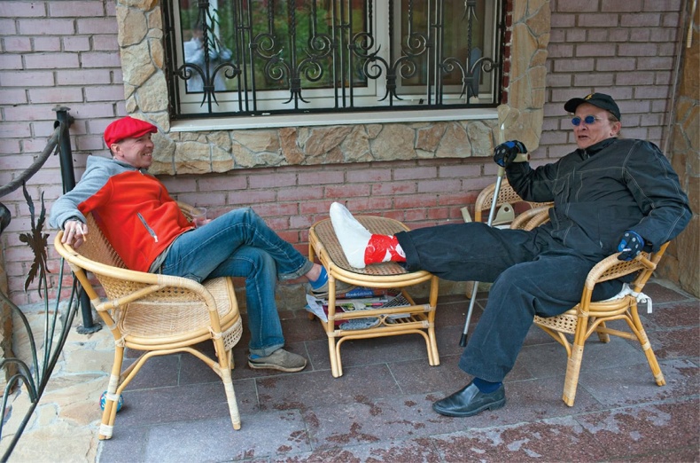 Иллюстрация к книге — Путь Горыныча. Авторизованная биография Гарика Сукачева [i_068.jpg]