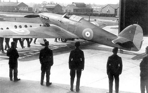 Иллюстрация к книге — «Ураганный» истребитель. «Харрикейны» в бою [i_021.jpg]