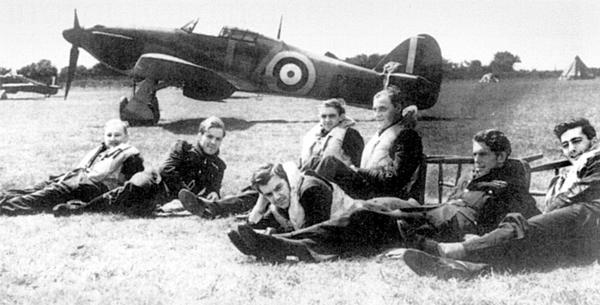 Иллюстрация к книге — «Ураганный» истребитель. «Харрикейны» в бою [i_072.jpg]