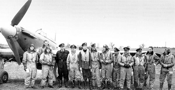 Иллюстрация к книге — «Ураганный» истребитель. «Харрикейны» в бою [i_093.jpg]