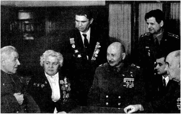 Иллюстрация к книге — Годы и войны [i_015.jpg]