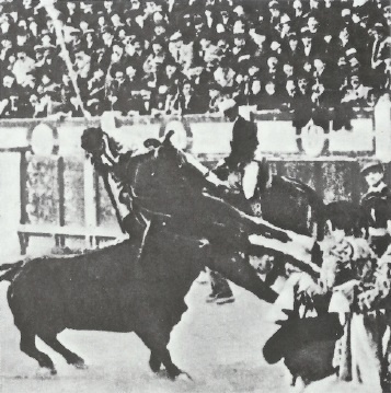 Иллюстрация к книге — Смерть после полудня [i_005.jpg]