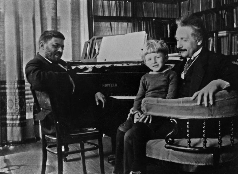 Иллюстрация к книге — Говорит Альберт Эйнштейн [i_022.jpg]