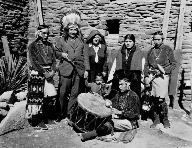 Иллюстрация к книге — Говорит Альберт Эйнштейн [i_054.jpg]