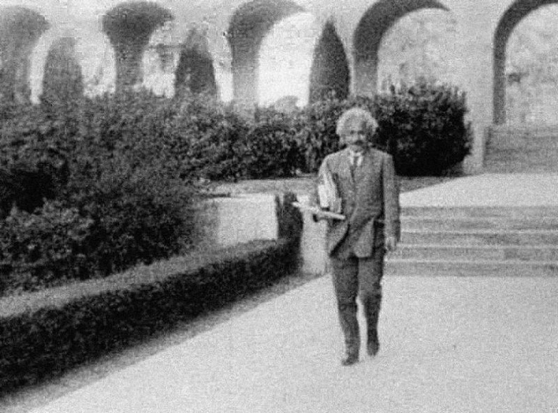 Иллюстрация к книге — Говорит Альберт Эйнштейн [i_059.jpg]